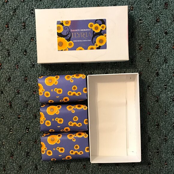 Claus Porto Ilyria Honeysuckle Soap – Deco Box of 3 - Picture 3 of 5